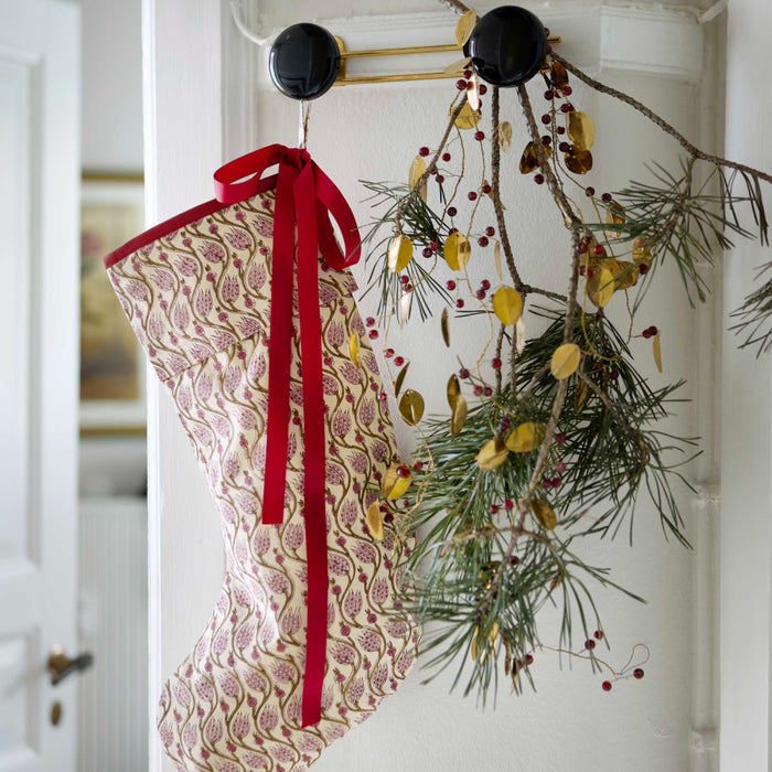 Bungalow Kerst messing slinger met blaadjes en rode besjes 140 cm