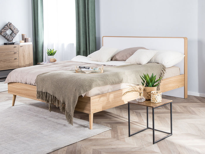 Beliani - SERRIS - Bed - Lichte houtkleur - 180 x 200 cm - MDF