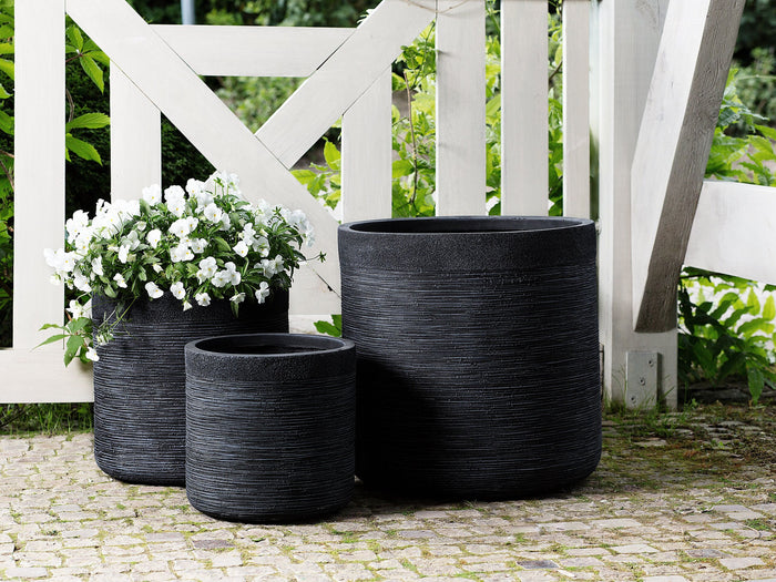 Beliani SAMOS Set van 3 bloempotten Zwart