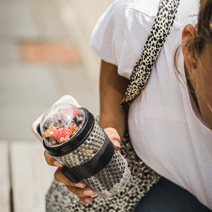 Sareva Muesli Beker Yoghurt 2 Go Zwart met lepel