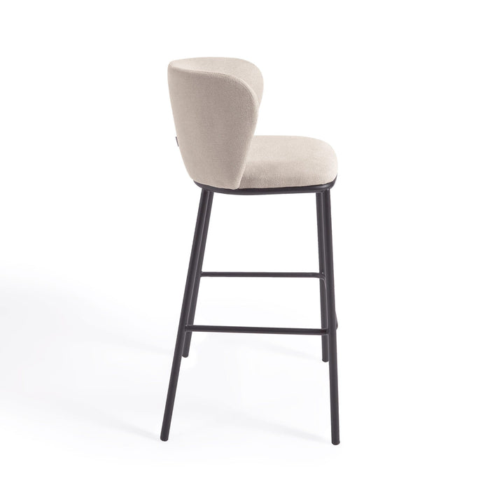 Kave Home - Ciselia kruk beige chenille en zwarte stalen poten  hoogte