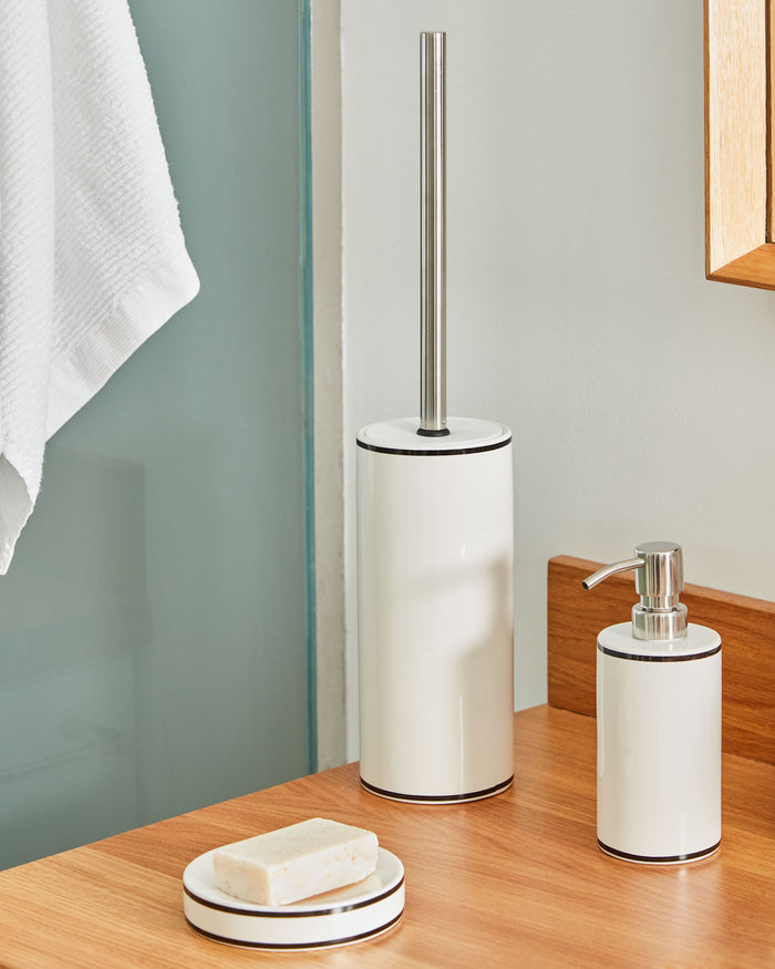 Kave Home - Toiletborstel Arminda van witte keramiek met zwart detail
