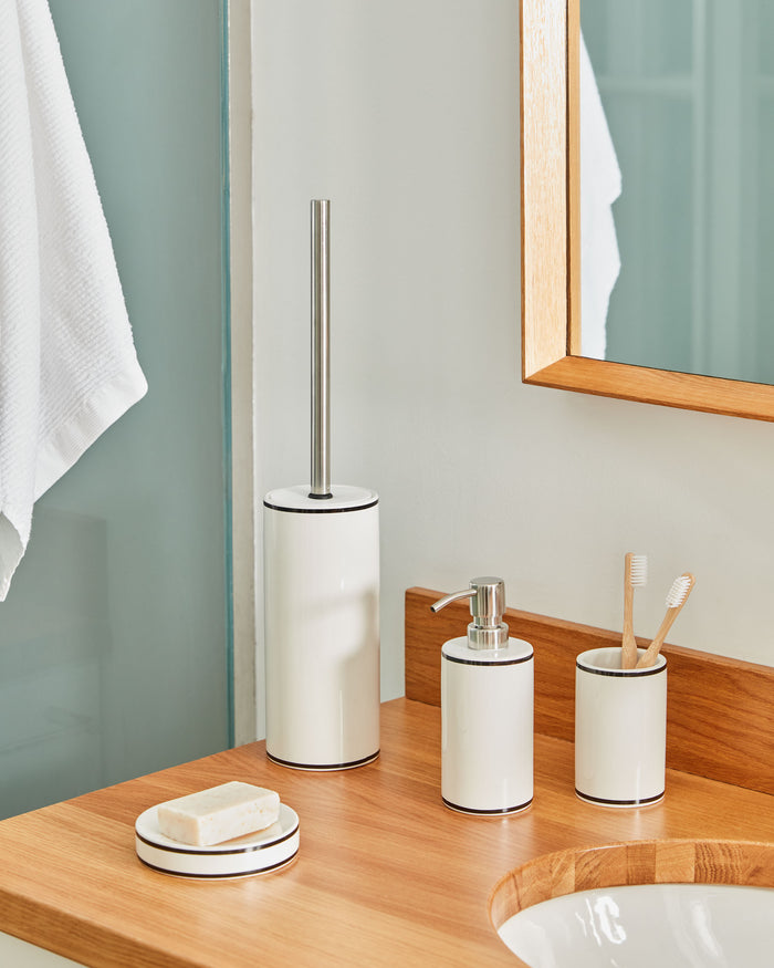 Kave Home - Toiletborstel Arminda van witte keramiek met zwart detail