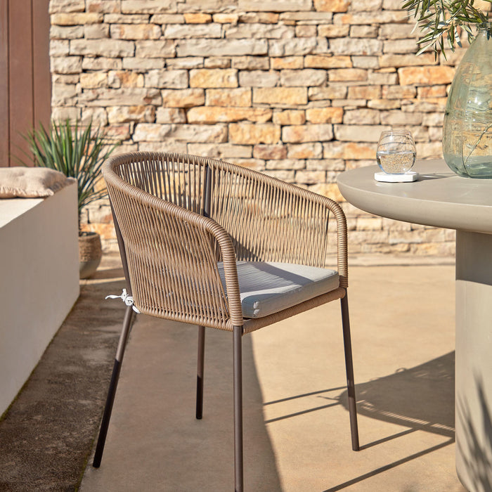 Kave Home - Yanet beige touwstoel met gegalvaniseerde stalen poten