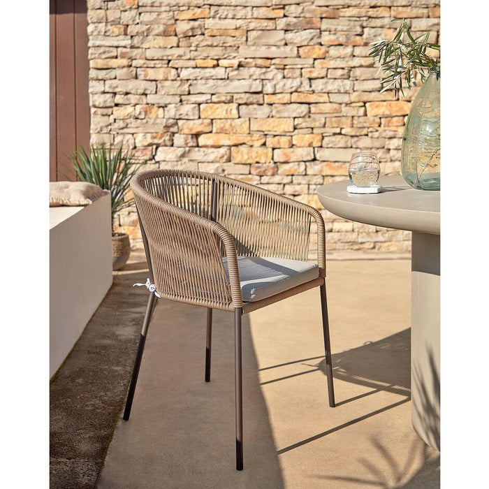 Kave Home - Yanet beige touwstoel met gegalvaniseerde stalen poten