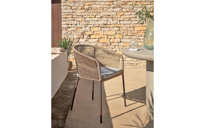 Kave Home - Yanet beige touwstoel met gegalvaniseerde stalen poten