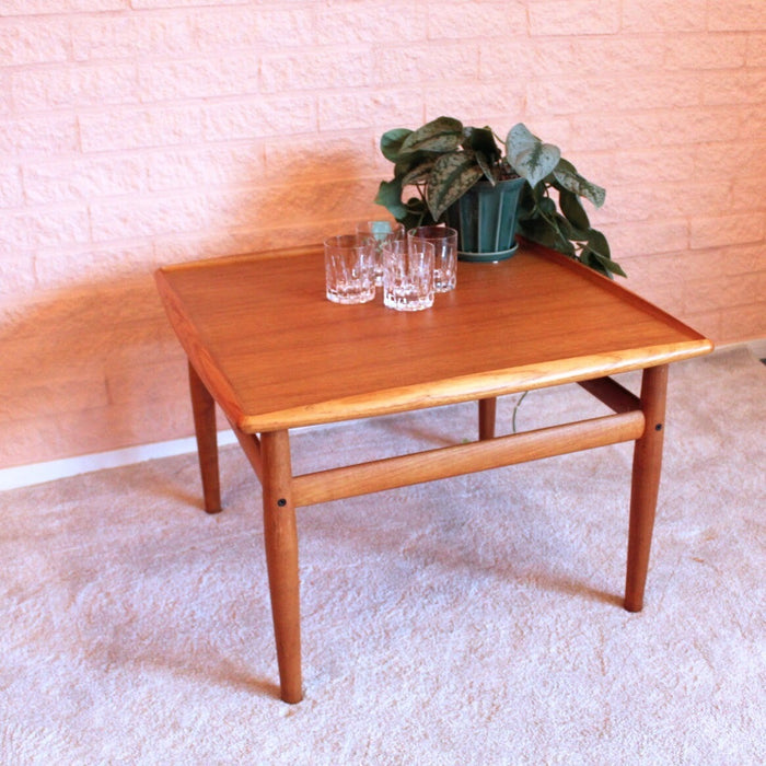 Reliving Vintage Deens Design Salontafel