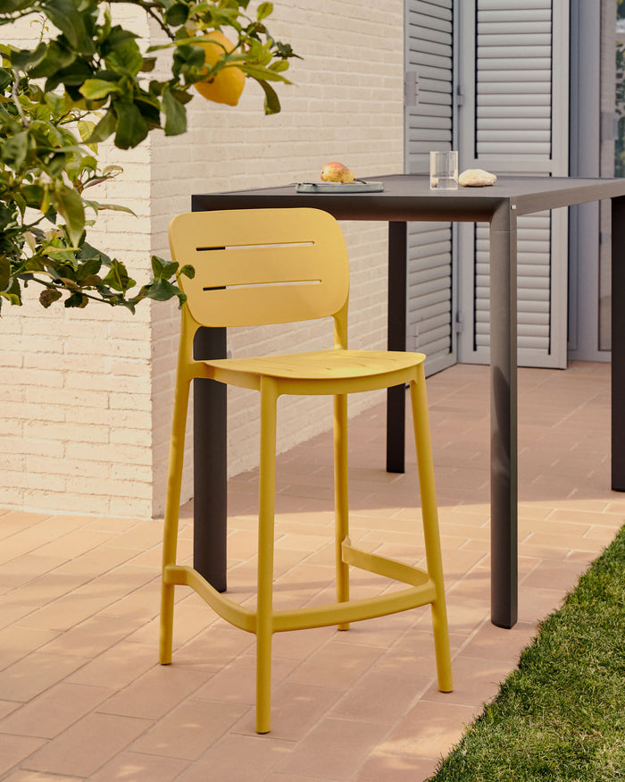 Kave Home - Morella tuinstoel van mosterdkleurig kunststof, 65 cm hoog