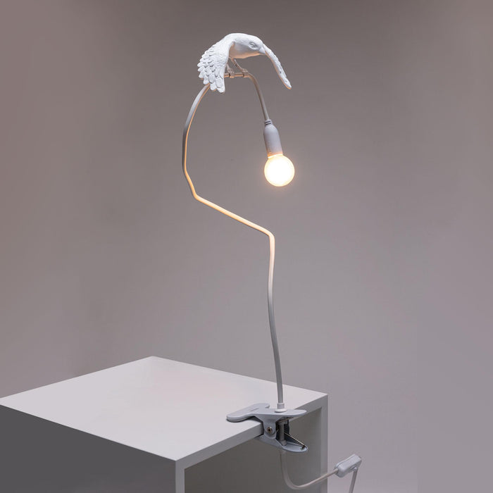 Sparrow Taking Off klemlamp