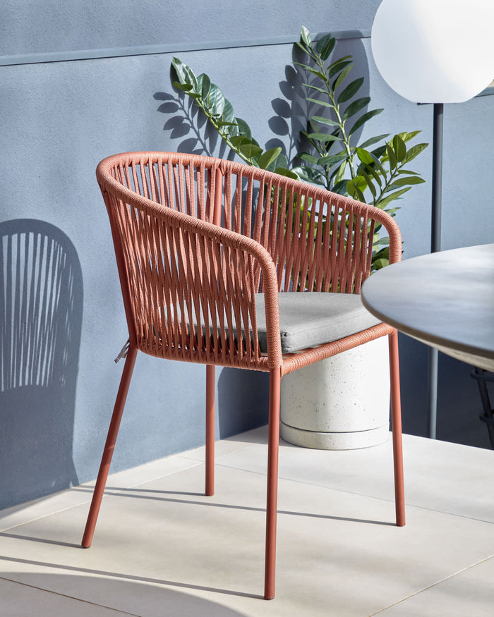 Kave Home - Yanet terracotta touwstoel met gegalvaniseerde stalen