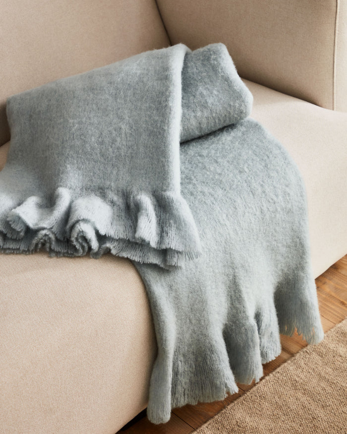 Kave Home - Haru deken met golvende rand in blauw wol, 125 x 150 cm