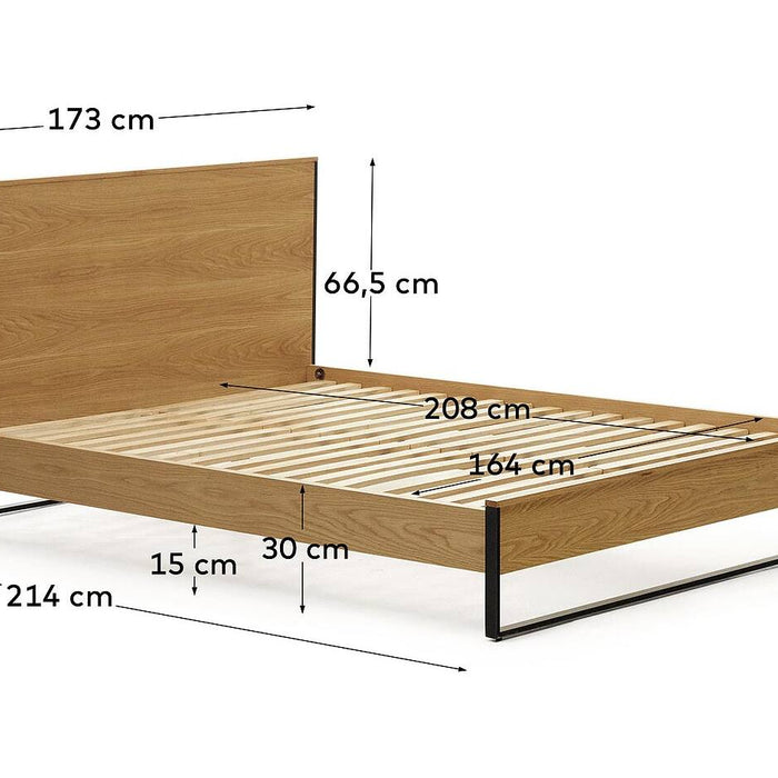Kave Home - Bed Taiana van eikenfineer en stalen poten met zwart