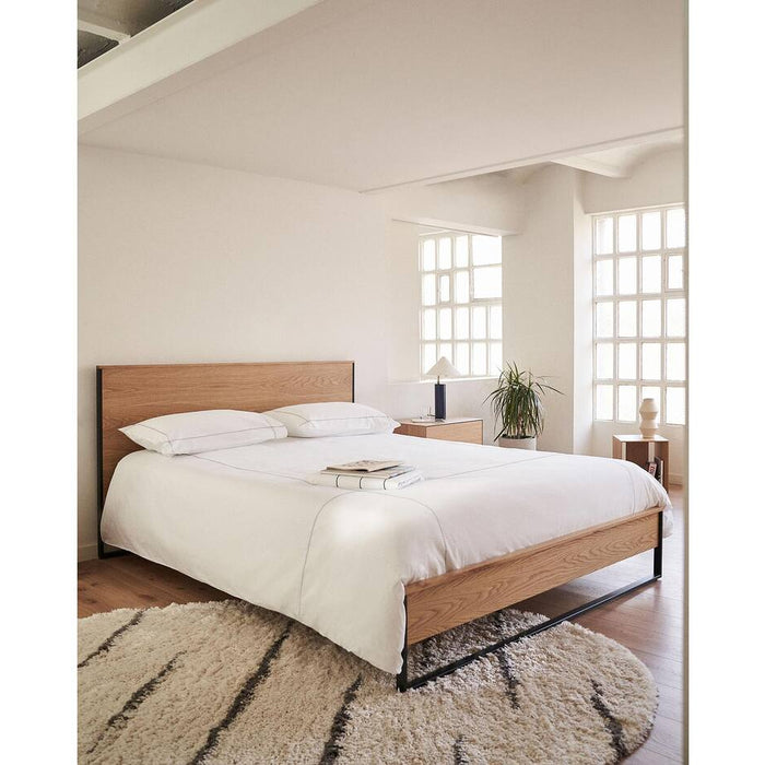 Kave Home - Bed Taiana van eikenfineer en stalen poten met zwart