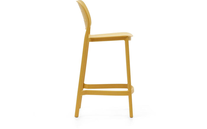 Kave Home - Morella tuinstoel van mosterdkleurig kunststof, 65 cm hoog