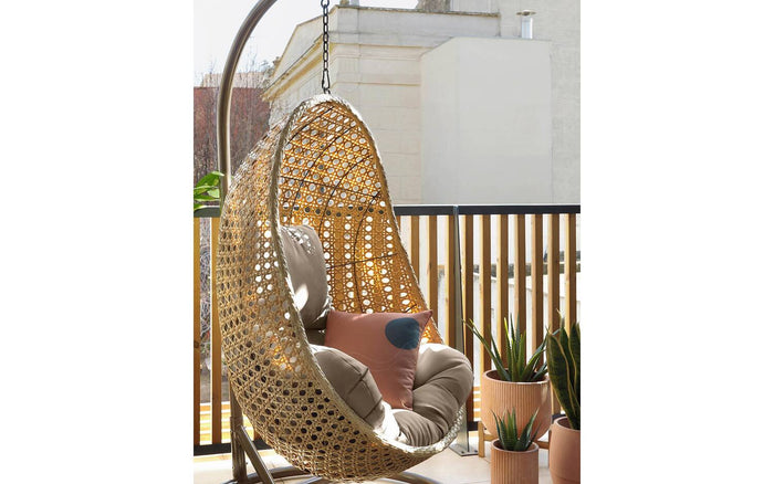 Kave Home - Cira hangstoel met natuurlijke afwerking