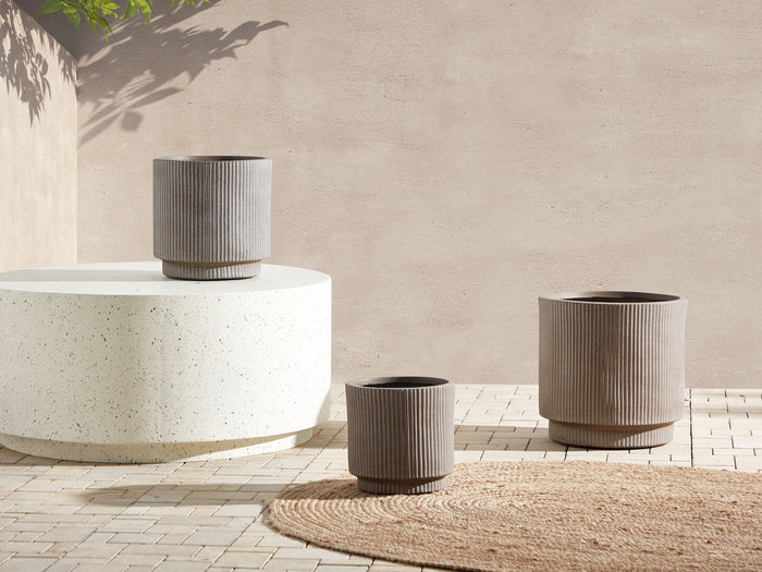 Beliani - DARIA - Bloempot - 24x24x24 cm -Taupe - Kleivezels