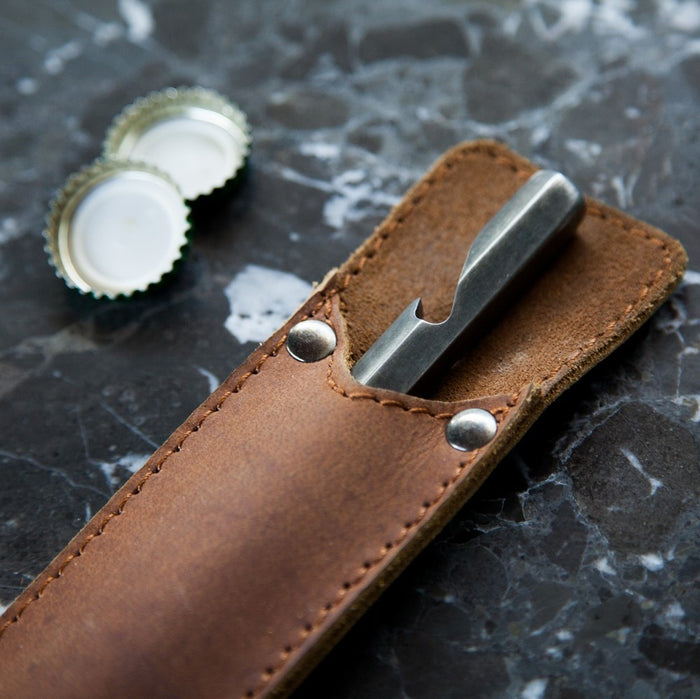 Brût Homeware, Flesopener in leren hoes
