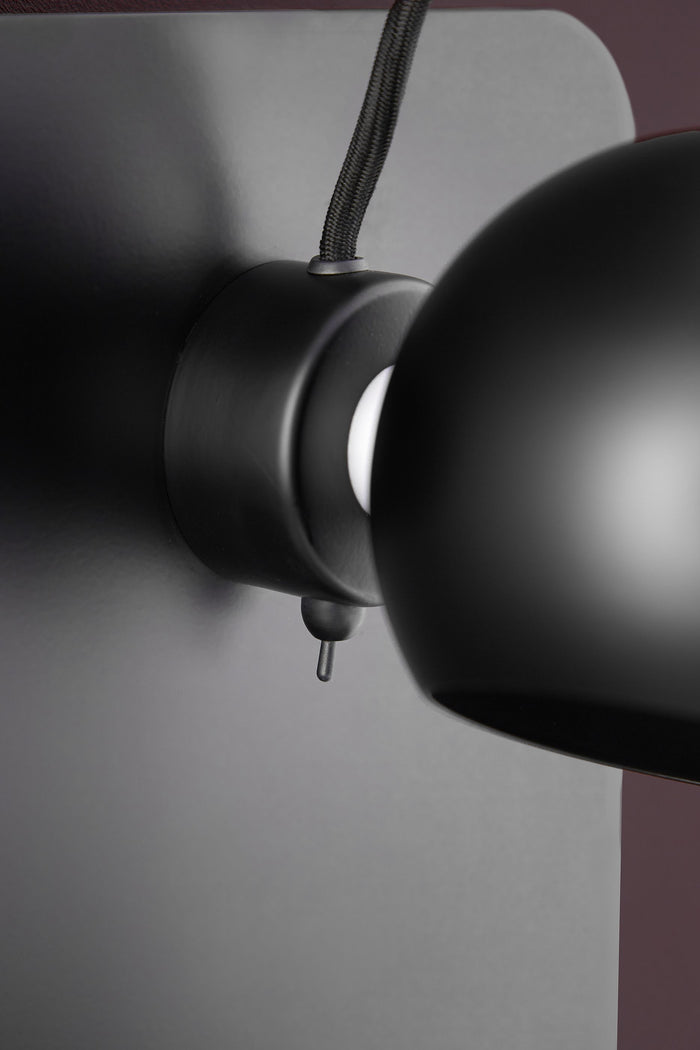 Frandsen Ball wandlamp met usb-poort mat zwart
