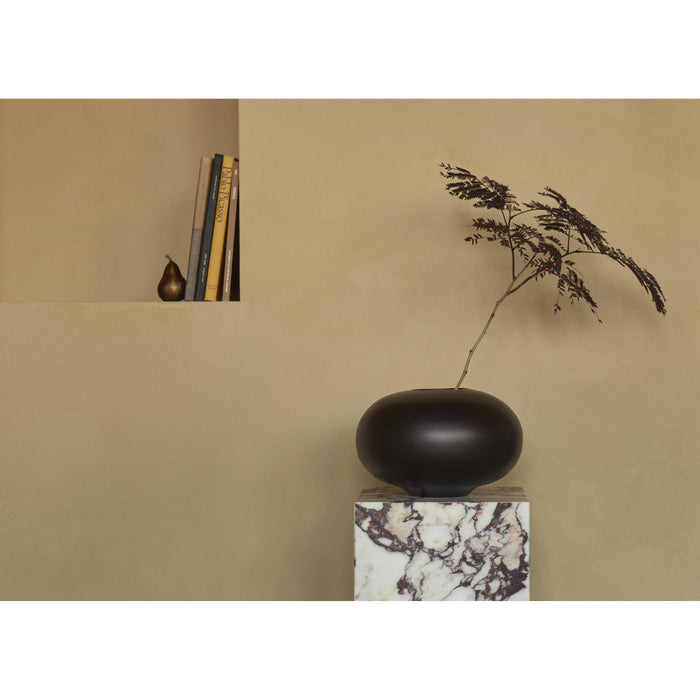 Audo Copenhagen Plinth Pedestal bijzettafel zwart Marquina marmer