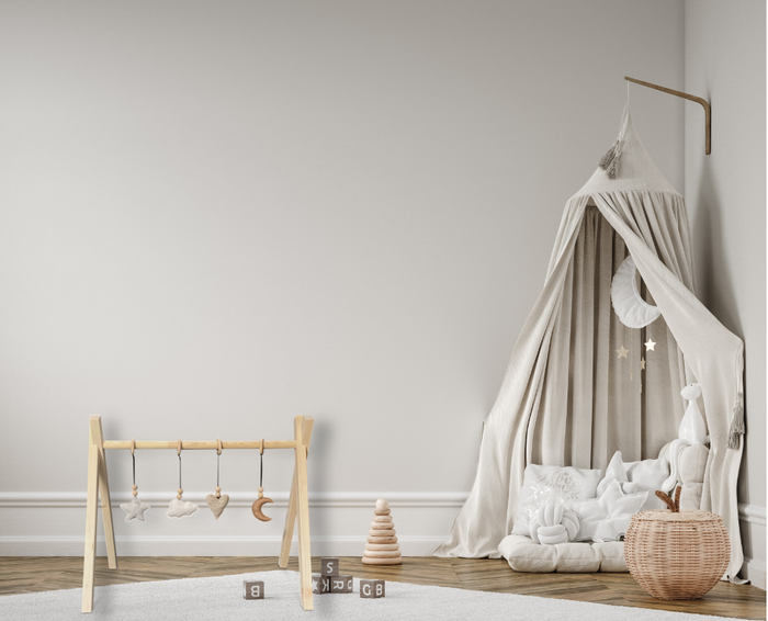 Blank houten babygym, met naturel vilthangers, Tipi vorm massief hout