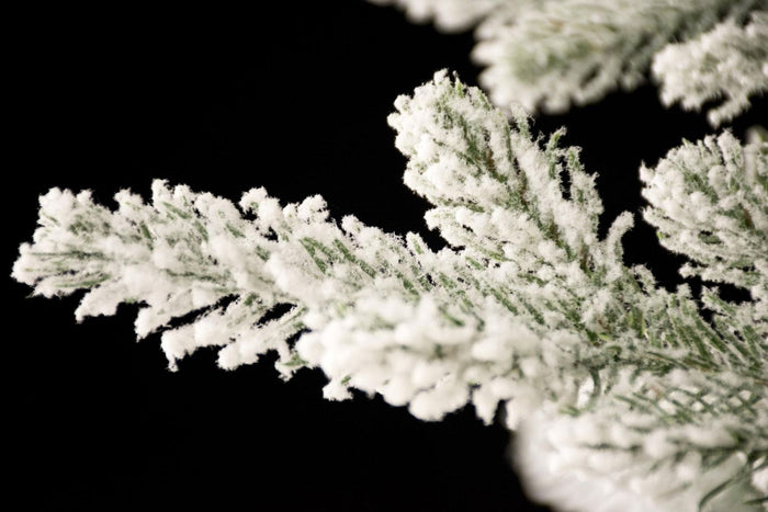 Oslo Snow Pine kunstkerstboom - 150 cm - groen - Ø 88 cm - 1.110 tips