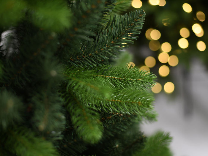 Utah kunstkerstboom smal - 210 cm - groen - Ø 104 cm - 1.140 tips