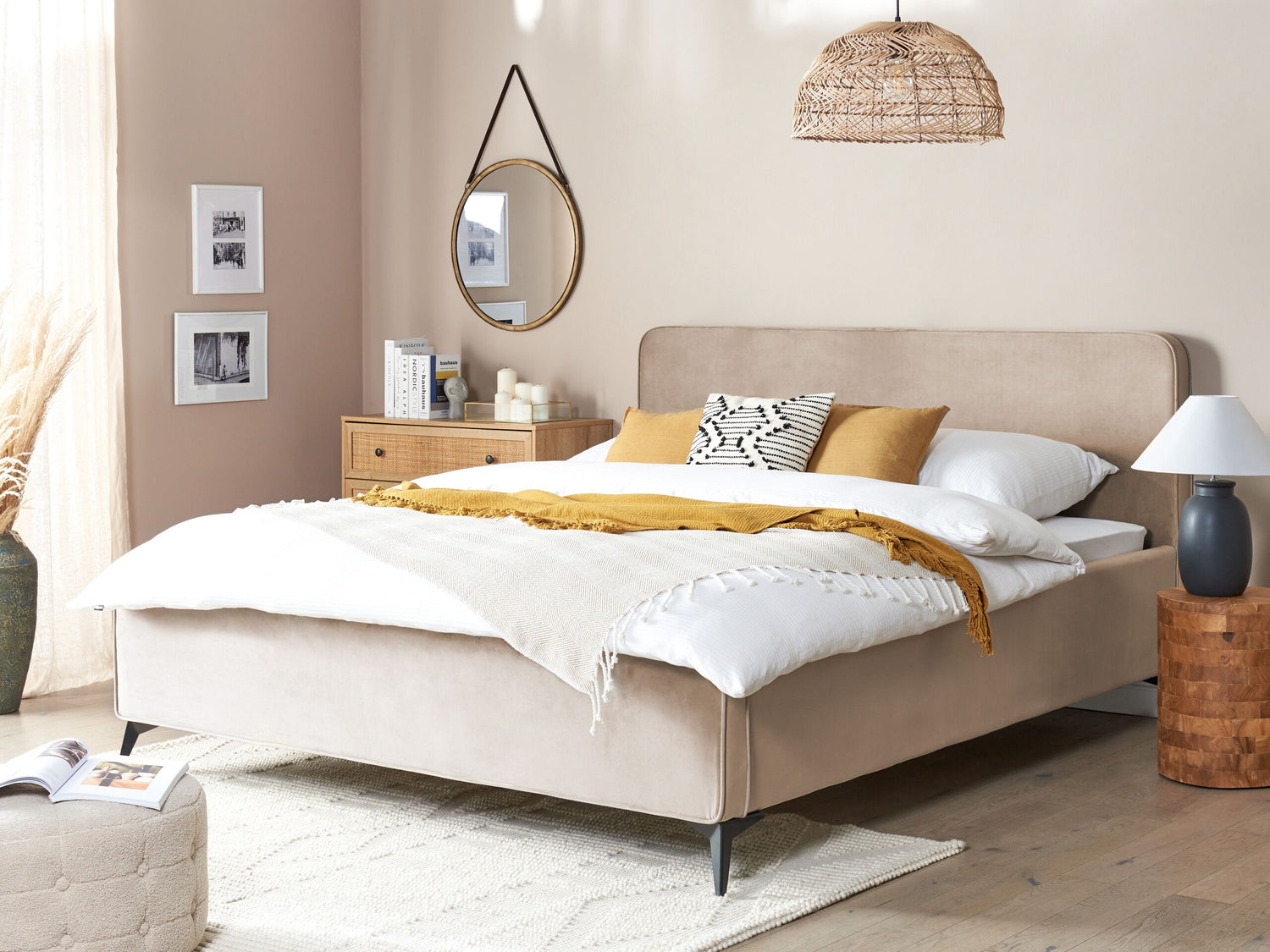 Beliani - VALOGNES - Tweepersoonsbed - Taupe - 180 x 200 cm - Fluweel