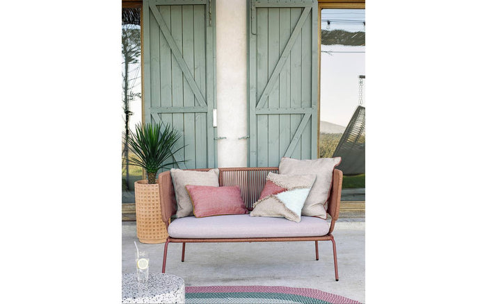 Kave Home - 2-zitsbank Nadin in terracotta touw en van gegalvaniseerd