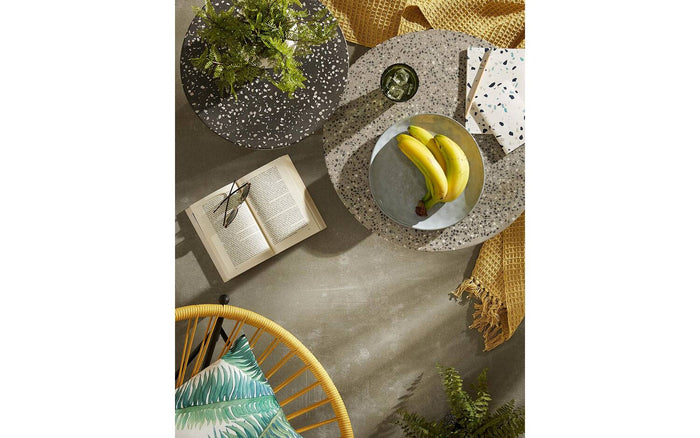 Kave Home - Delano grijs terrazzo bijzettafeltje met zwart stalen