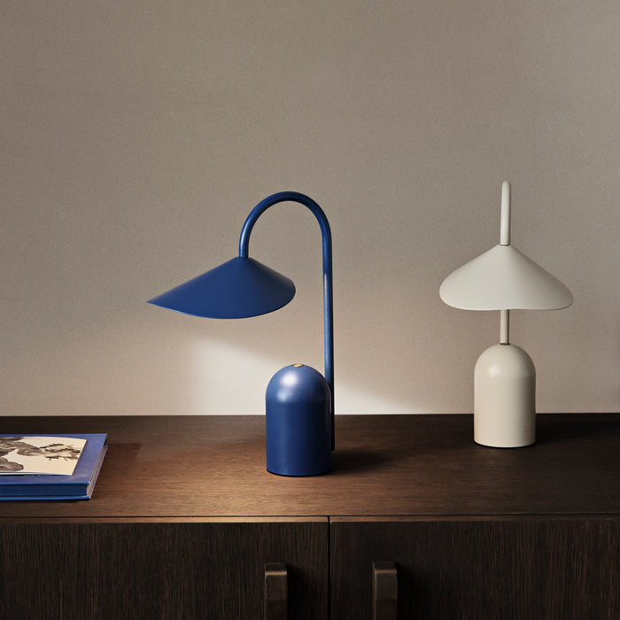 ferm LIVING Arum Oplaadbare Tafellamp - Bright Blue