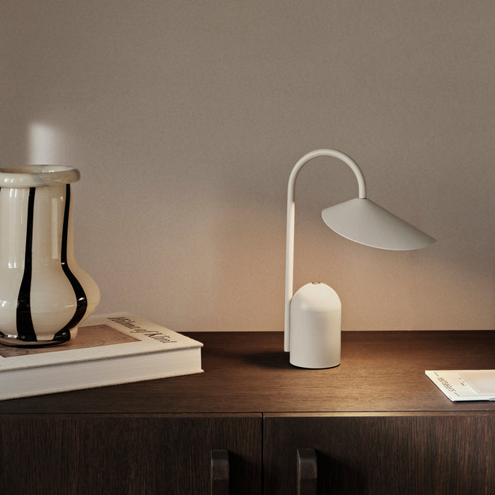ferm LIVING Arum Oplaadbare Tafellamp - Cashmere