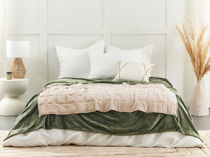 Beliani - NEREID - Verzwaringsdeken - Beige - 100 x 150 cm - Polyester