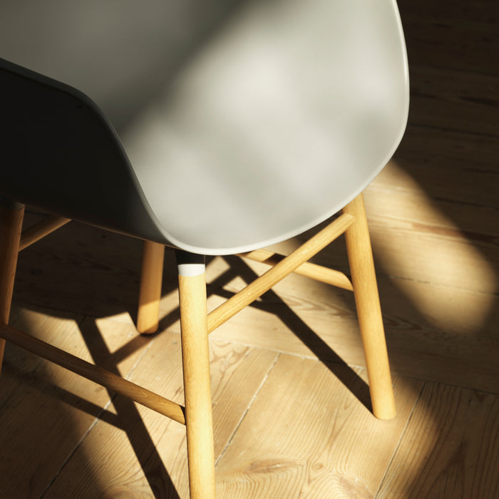 Normann Copenhagen Form Stoel met Armleuning - Eiken - Warm Grijs