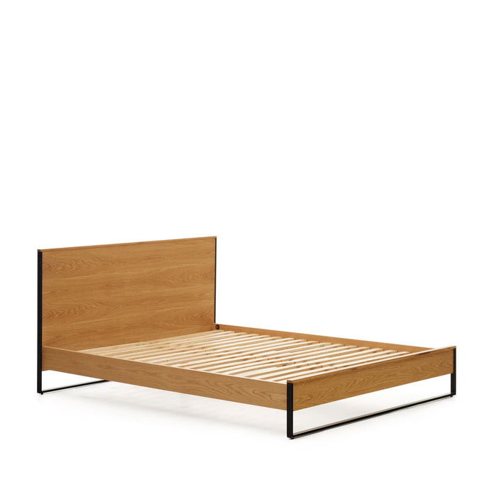 Kave Home - Bed Taiana van eikenfineer en stalen poten met zwart