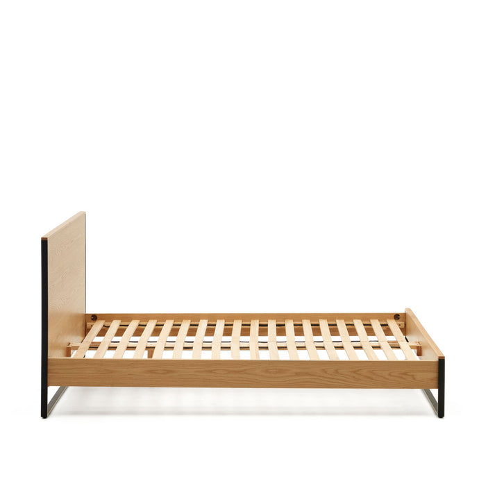 Kave Home - Bed Taiana van eikenfineer en stalen poten met zwart