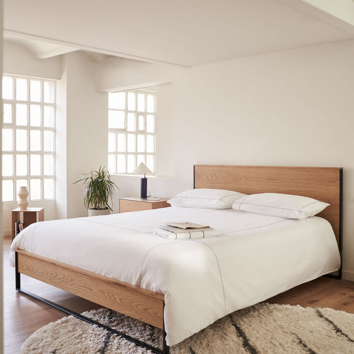 Kave Home - Bed Taiana van eikenfineer en stalen poten met zwart
