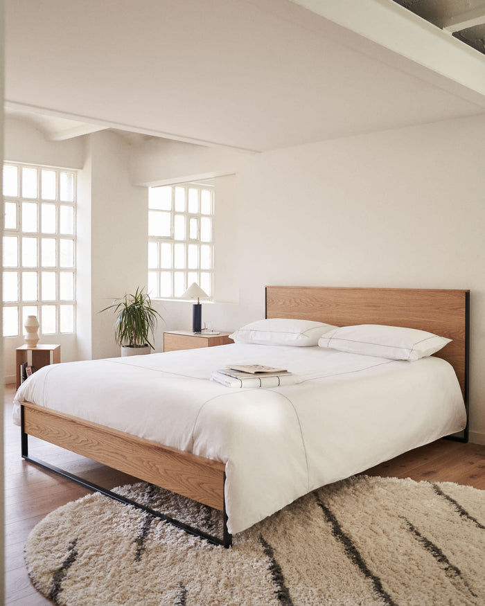 Kave Home - Bed Taiana van eikenfineer en stalen poten met zwart