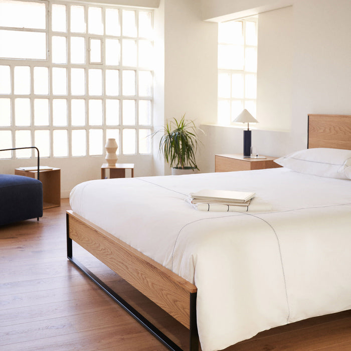 Kave Home - Bed Taiana van eikenfineer en stalen poten met zwart