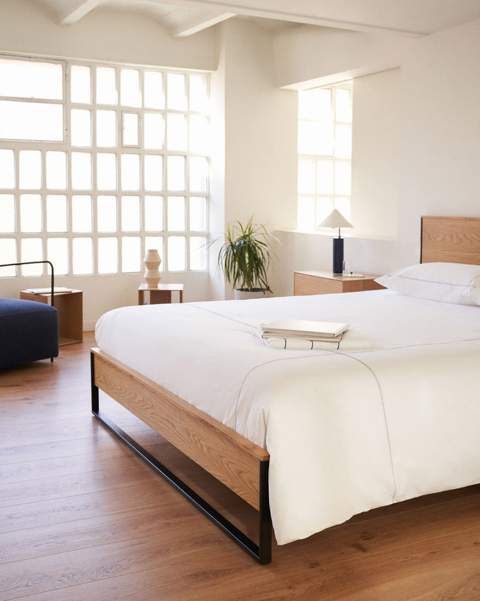 Kave Home - Bed Taiana van eikenfineer en stalen poten met zwart