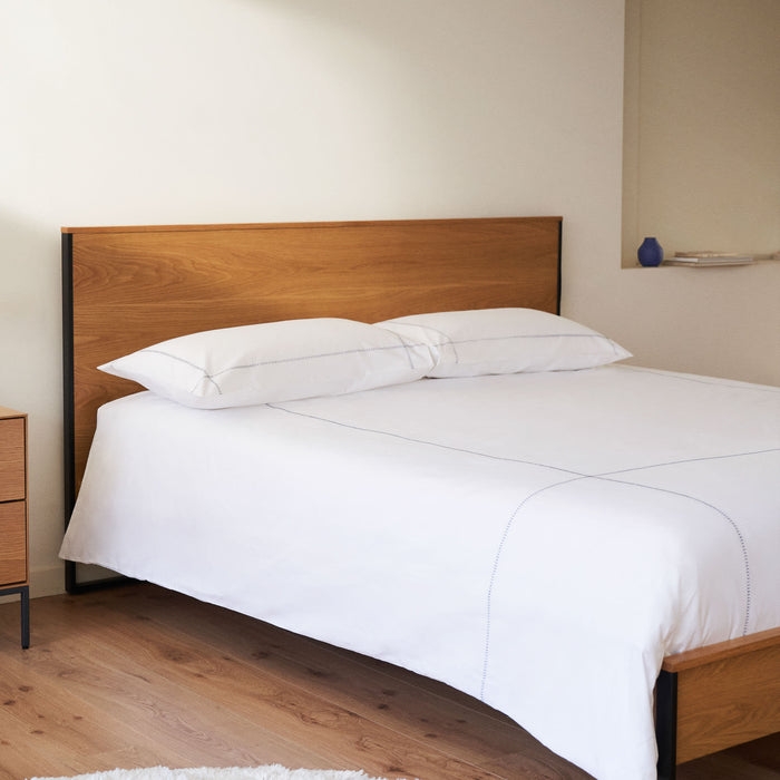 Kave Home - Bed Taiana van eikenfineer en stalen poten met zwart