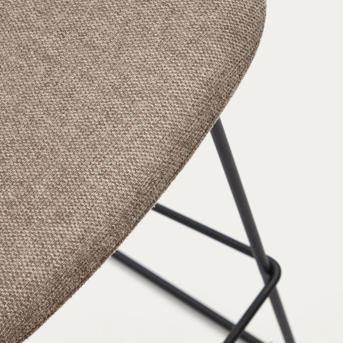 Kave Home - Zahara bruine kruk met staal in een zwarte afwerking,