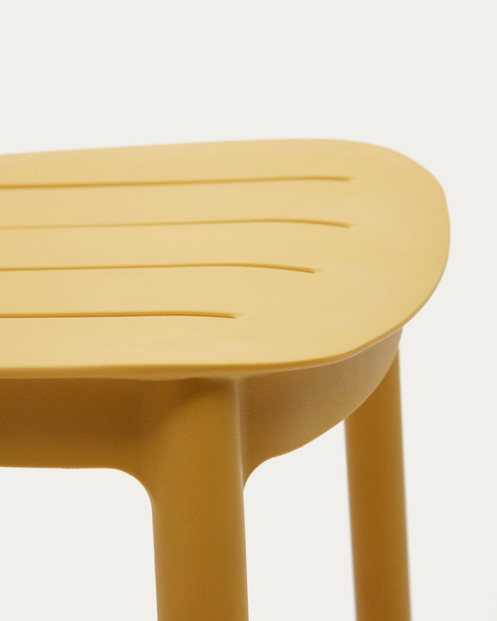 Kave Home - Morella tuinstoel van mosterdkleurig kunststof, 65 cm hoog