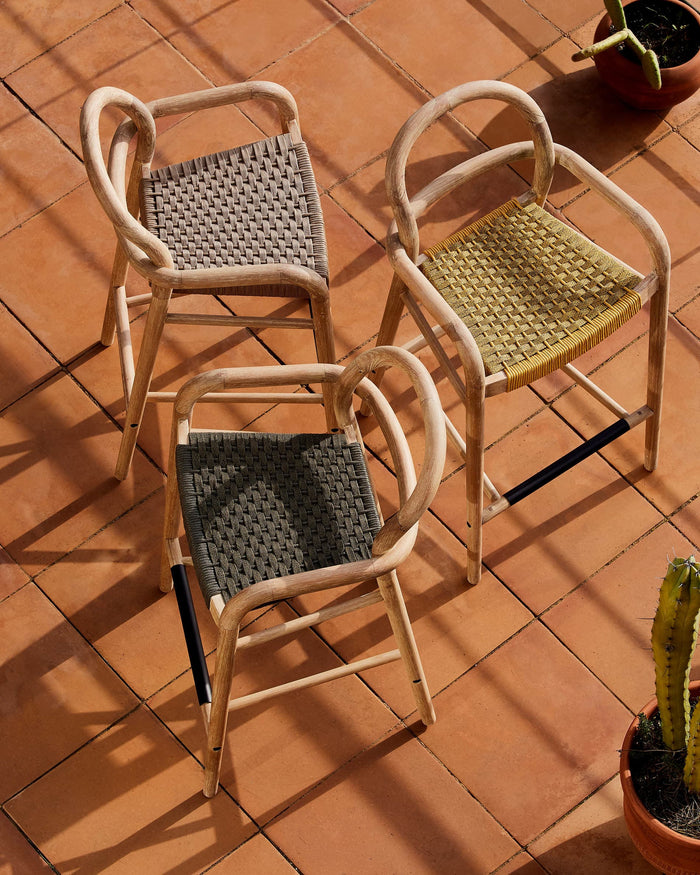 Kave Home - Sheryl kruk in massief eucalyptus hout en groen touw
