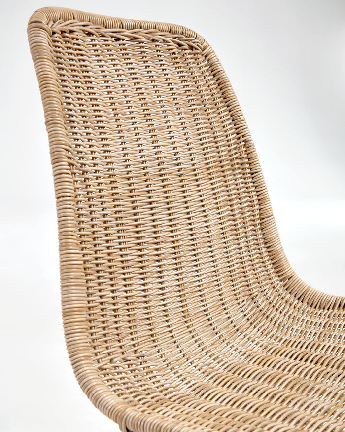 Kave Home - Equal tuinstoel van kunststof rotan met zwarte aluminium
