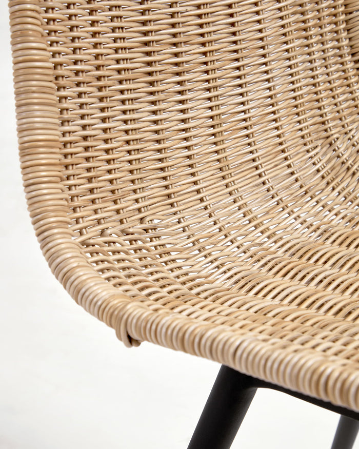 Kave Home - Equal tuinstoel van kunststof rotan met zwarte aluminium