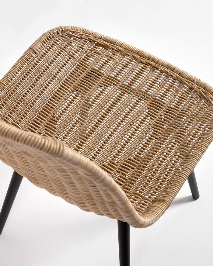 Kave Home - Equal tuinstoel van kunststof rotan met zwarte aluminium