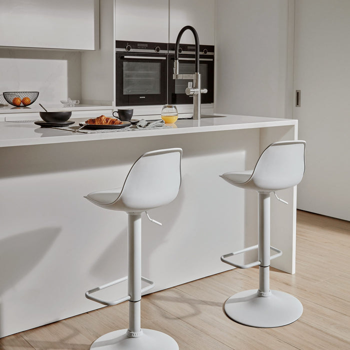 Kave Home - Orlando-T barkruk wit kunstleer en mat wit staal 60-82 cm