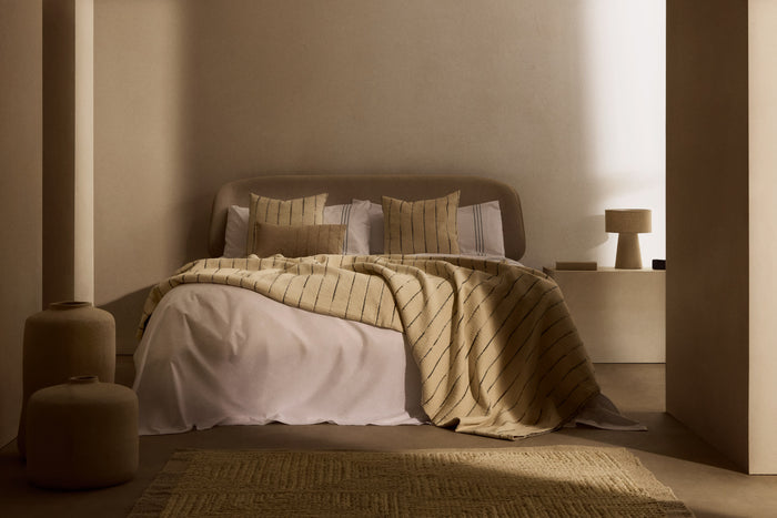 Kave Home - Octavia-bed in essen multiplex met wit gestoffeerd