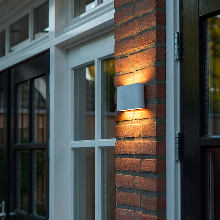 QAZQA Moderne buiten wandlamp wit 17,5 cm incl. LED IP65 - Batt