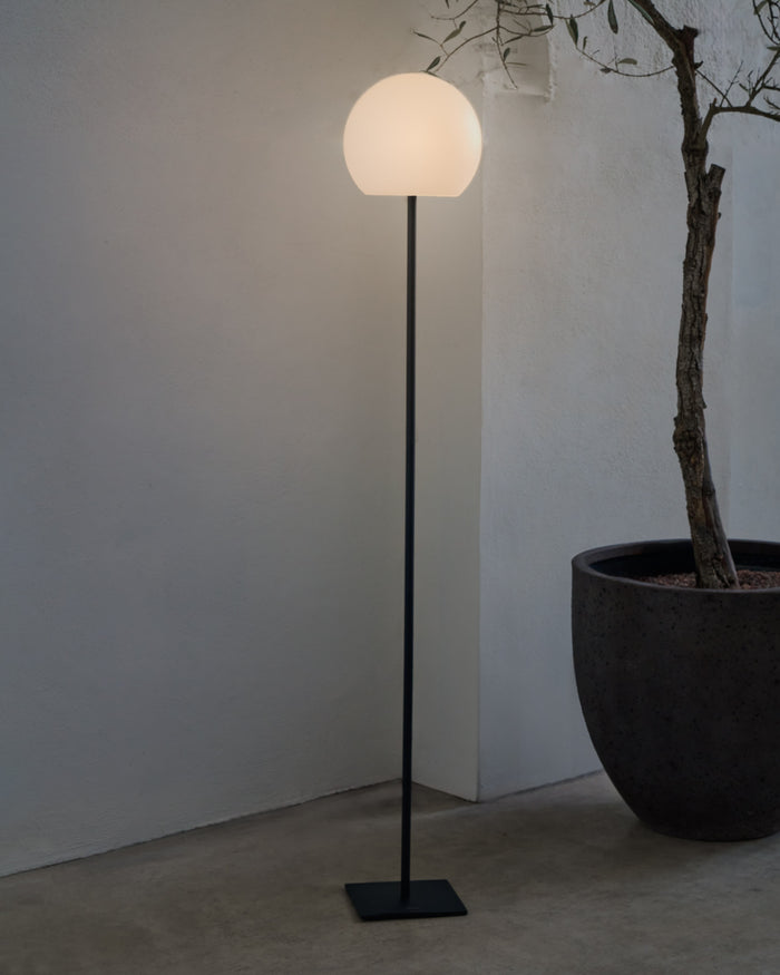 Kave Home - Dinesh solar staande lamp voor buiten van zwart staal 120
